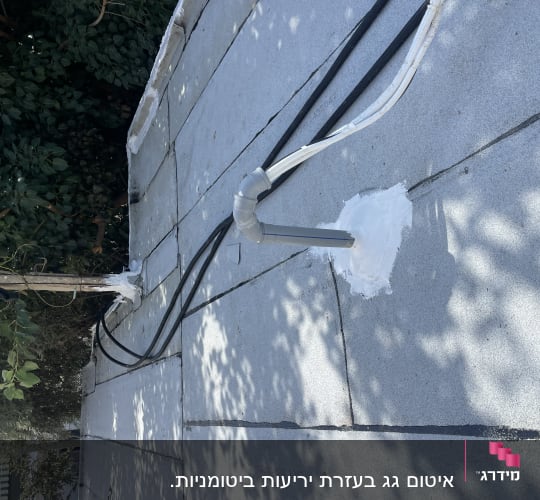 איטום צינור על גג עם חומר לבן